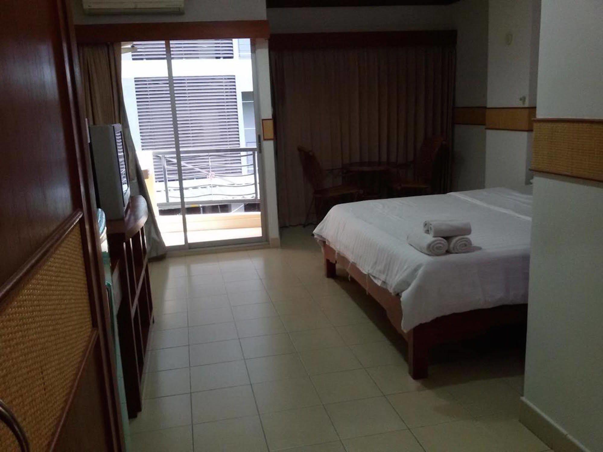 Rattakit Mansion Aparthotel Pattaya Exteriör bild
